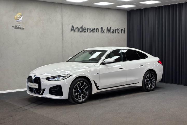 Hvid BMW i4 fra 2023 set udefra