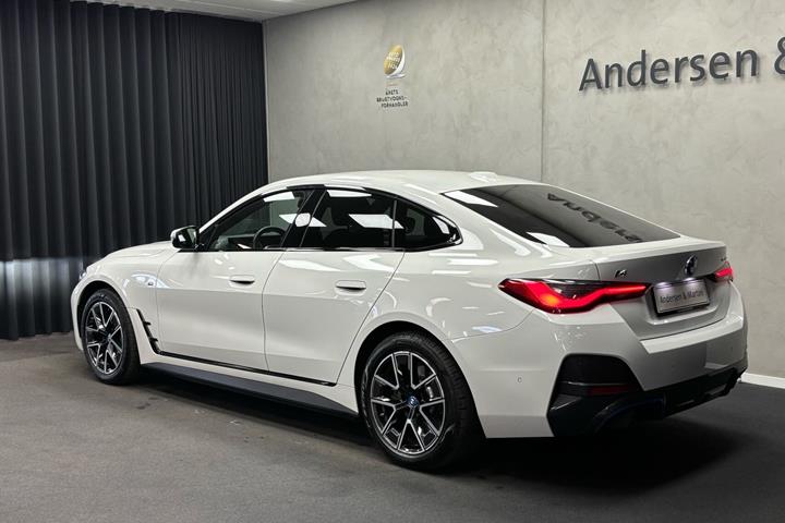Hvid BMW i4 fra 2023