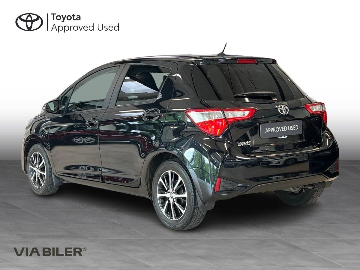 Sort Toyota Yaris fra 2018