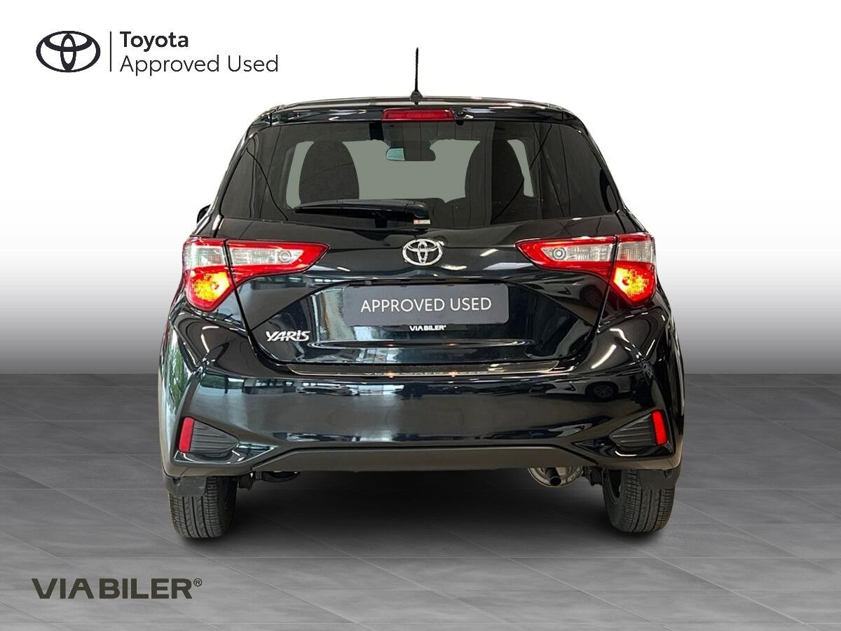 Sort Toyota Yaris fra 2018