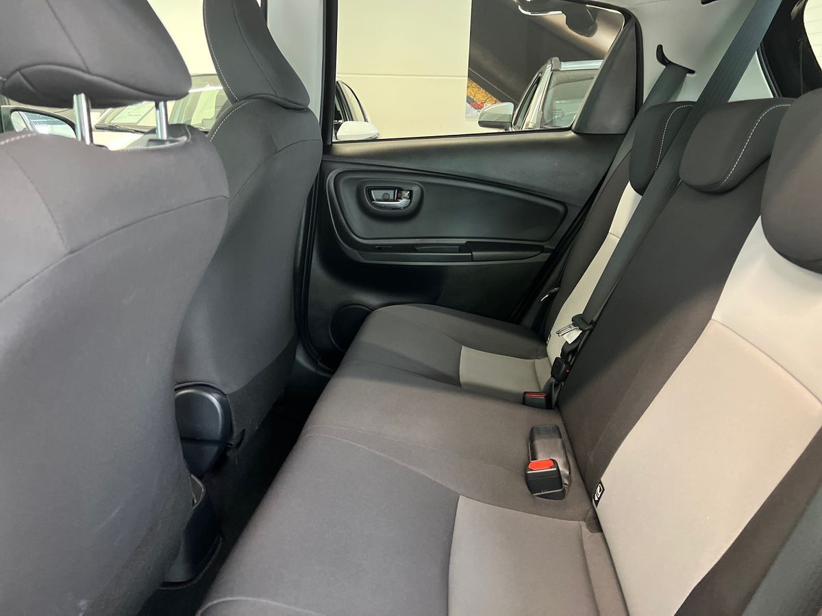 Sort Toyota Yaris fra 2018