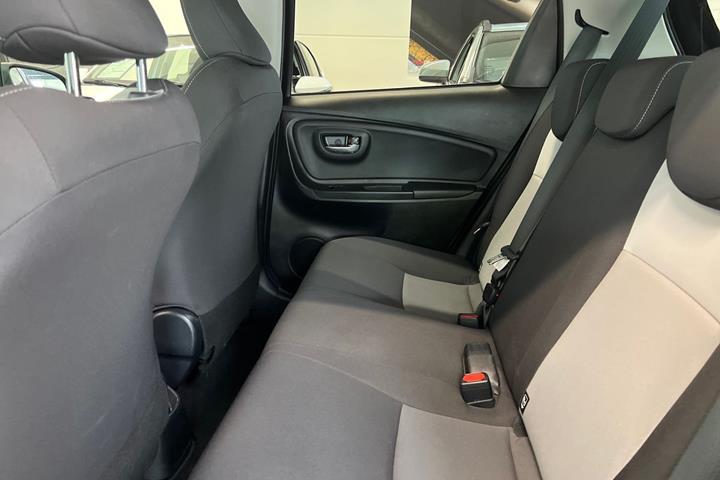 Sort Toyota Yaris fra 2018