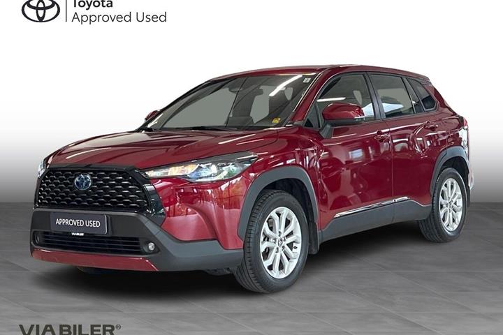 Rød Toyota Corolla Cross fra 2023 set udefra