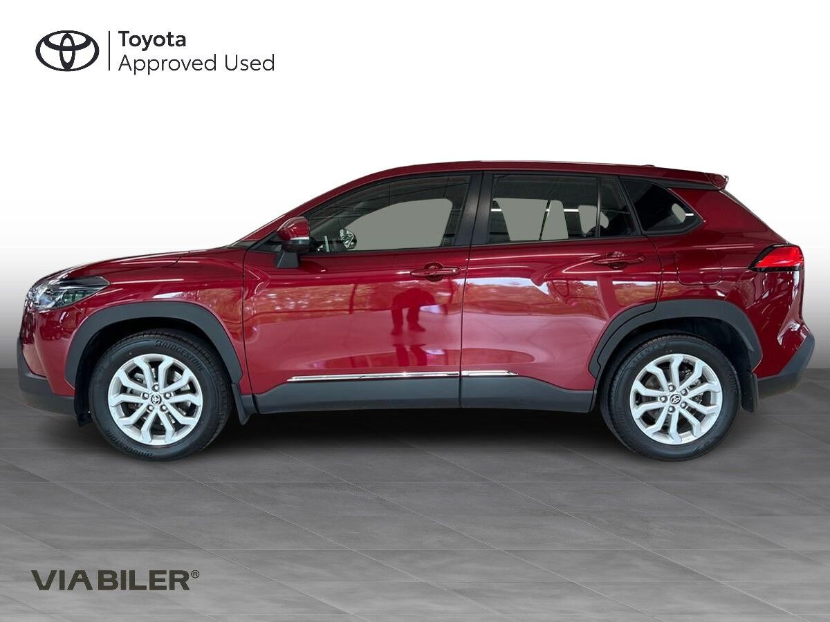 Rød Toyota Corolla Cross fra 2023