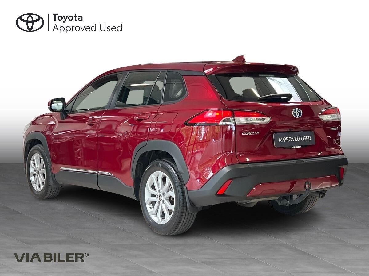 Rød Toyota Corolla Cross fra 2023