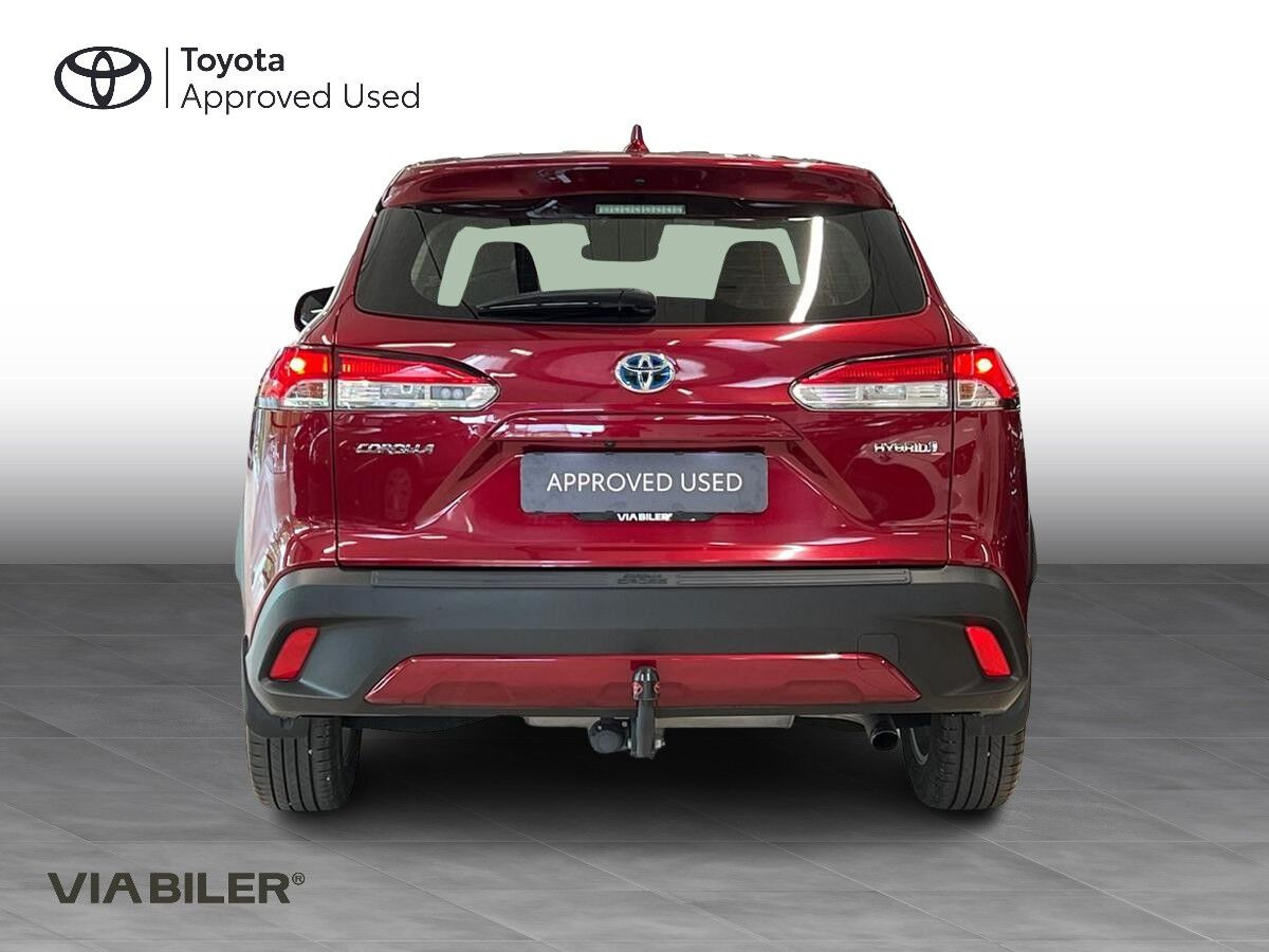 Rød Toyota Corolla Cross fra 2023