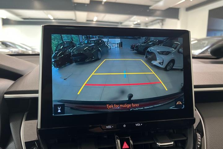 Rød Toyota Corolla Cross fra 2023