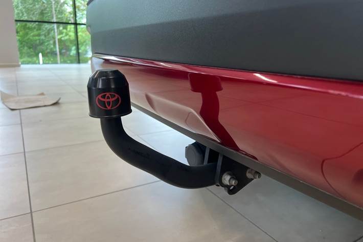Rød Toyota Corolla Cross fra 2023