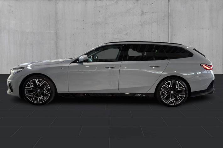 Grå BMW i5 fra 2025