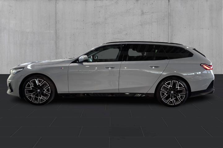 Grå BMW i5 fra 2025