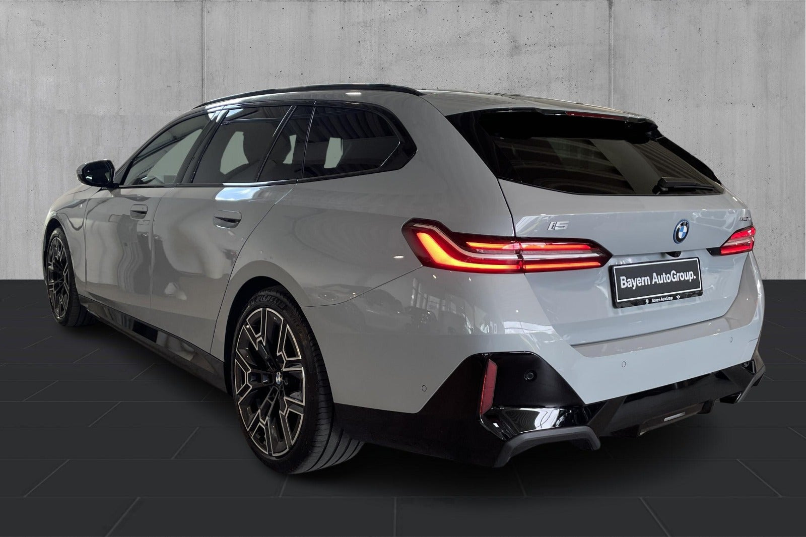 Grå BMW i5 fra 2025