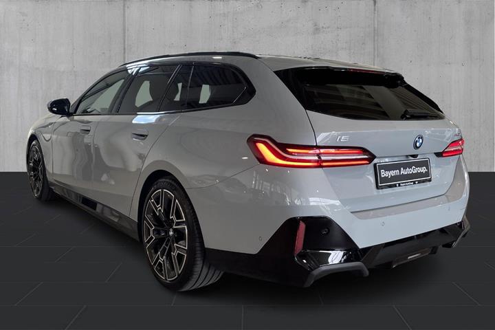 Grå BMW i5 fra 2025