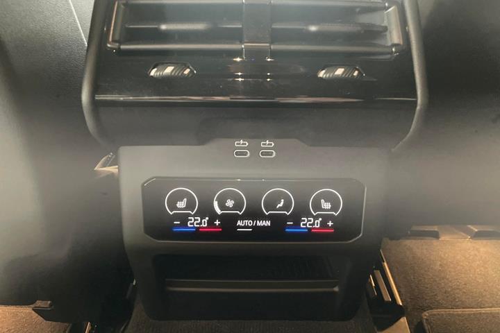 Grå BMW i5 fra 2025