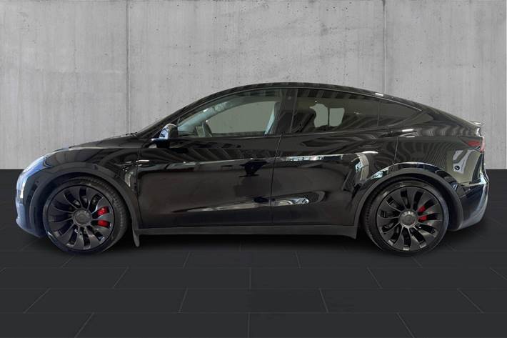 Sort Tesla Model Y fra 2024