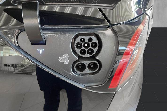 Sort Tesla Model Y fra 2024