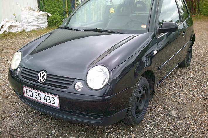Gul VW Lupo fra 2001 set udefra