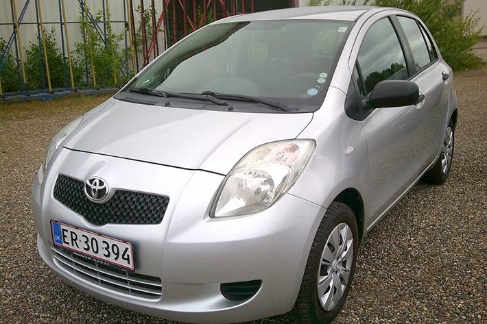 Gul Toyota Yaris fra 2007
