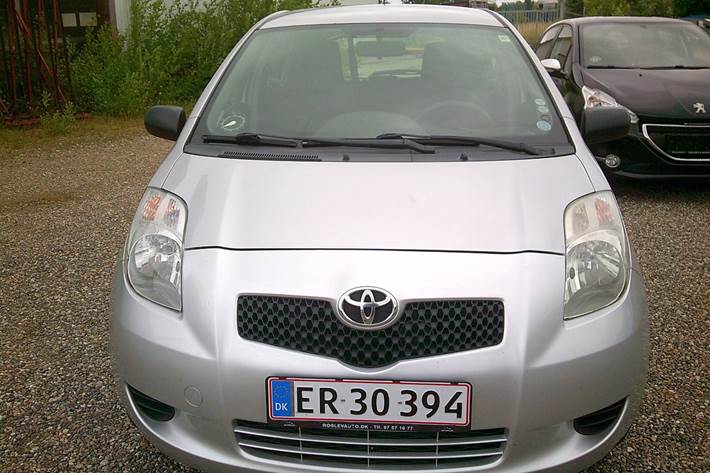 Gul Toyota Yaris fra 2007