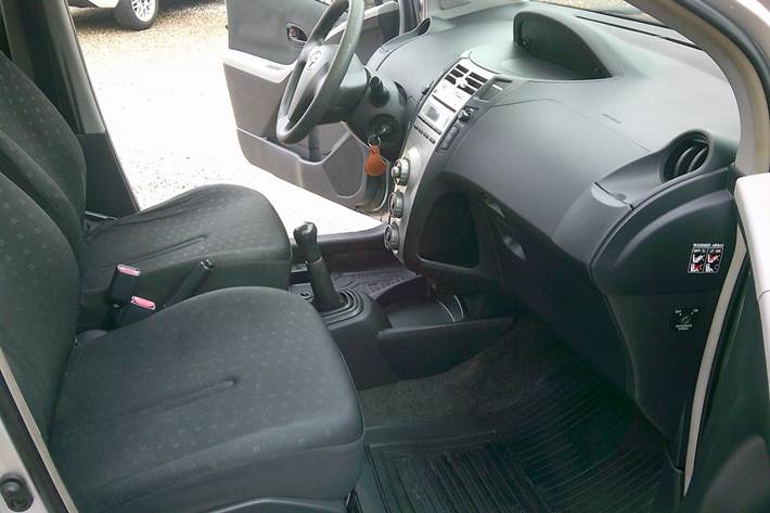 Gul Toyota Yaris fra 2007
