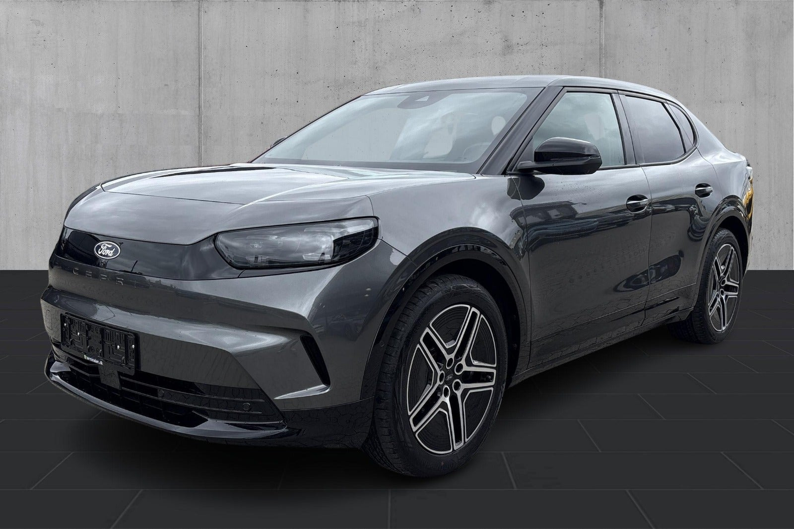 Grå Ford Capri fra 2025 set udefra