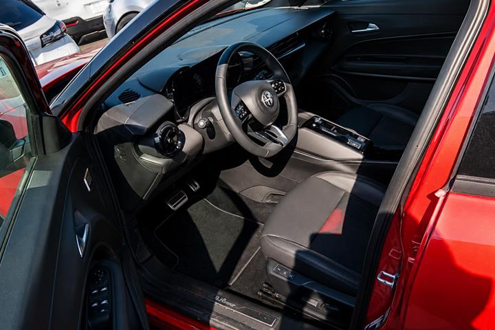 Blå Alfa Romeo Junior fra 2025