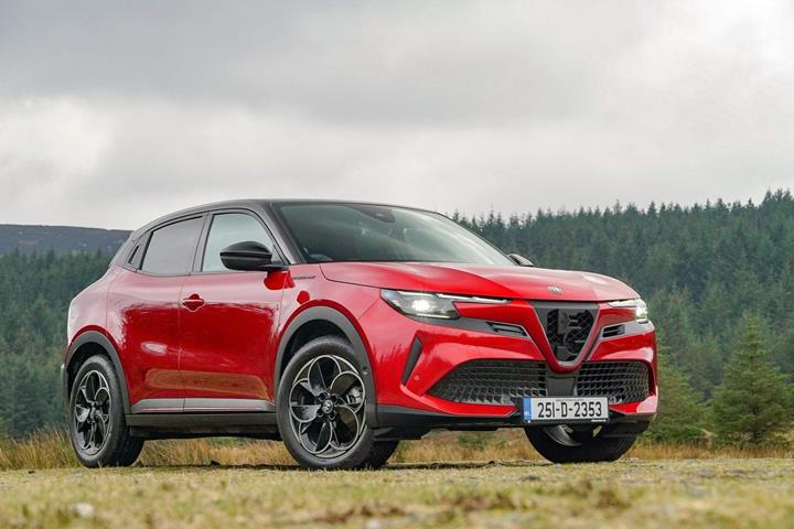 Blå Alfa Romeo Junior fra 2025