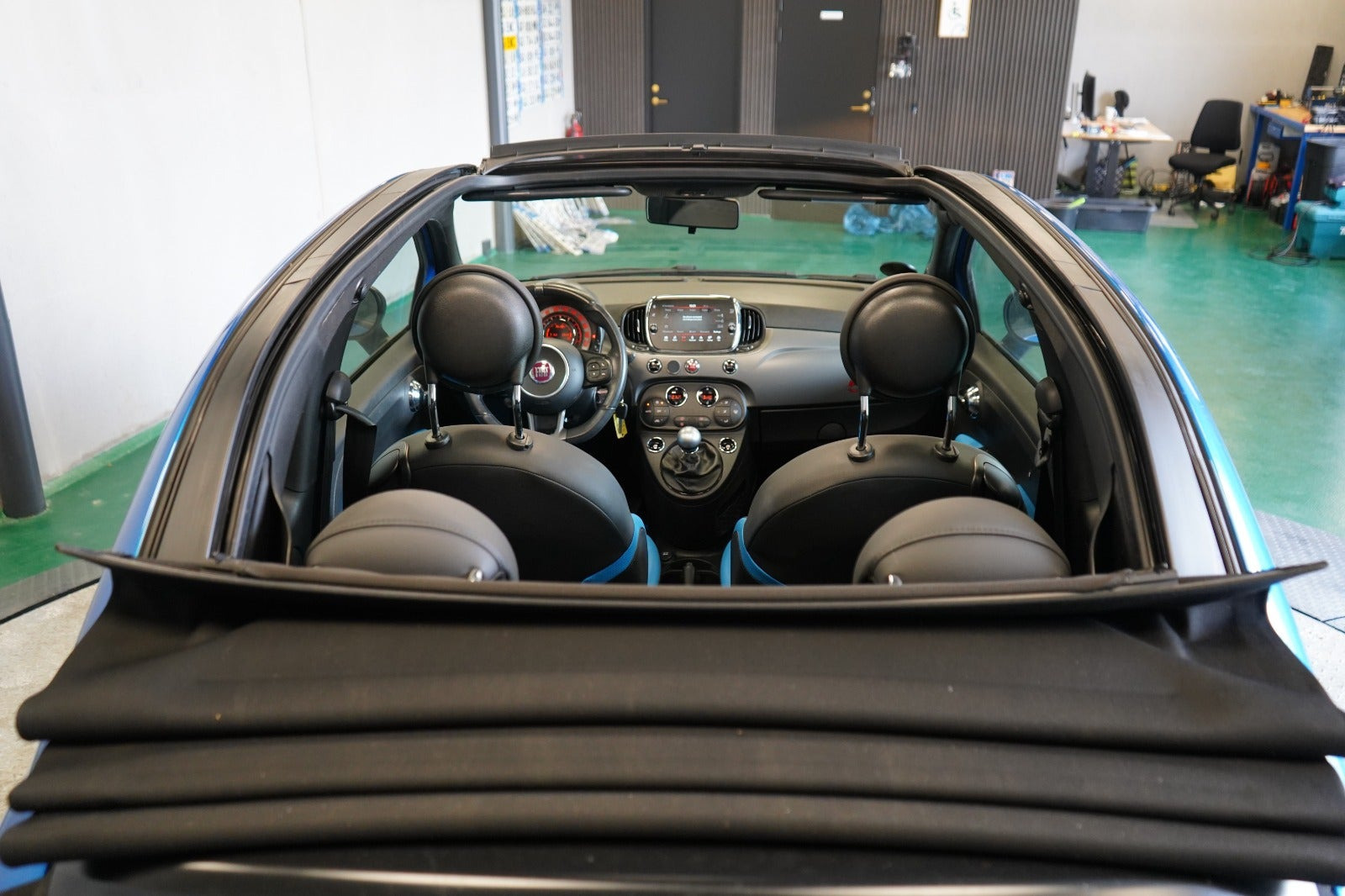 Blå Fiat 500C fra 2017