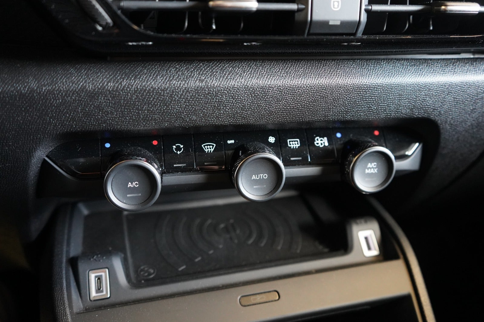 Blå Citroën ë-C4 X fra 2024