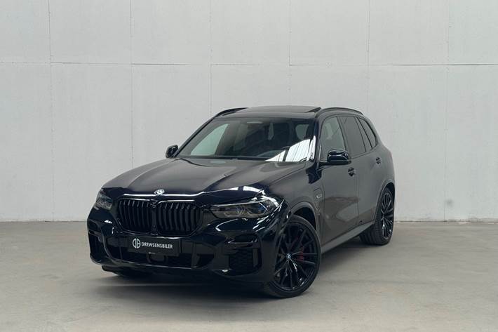 Sort BMW X5 fra 2023 set udefra