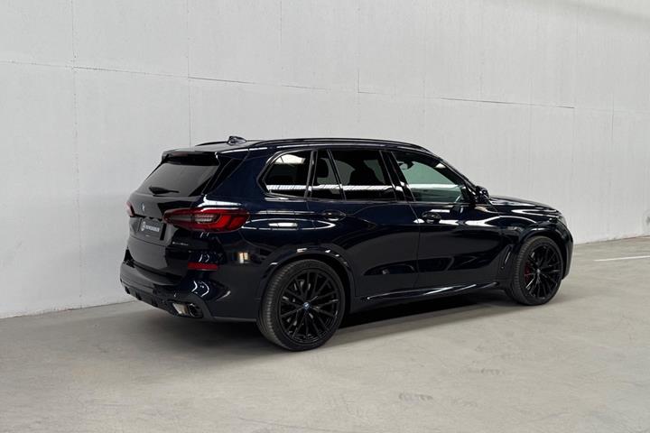 Sort BMW X5 fra 2023
