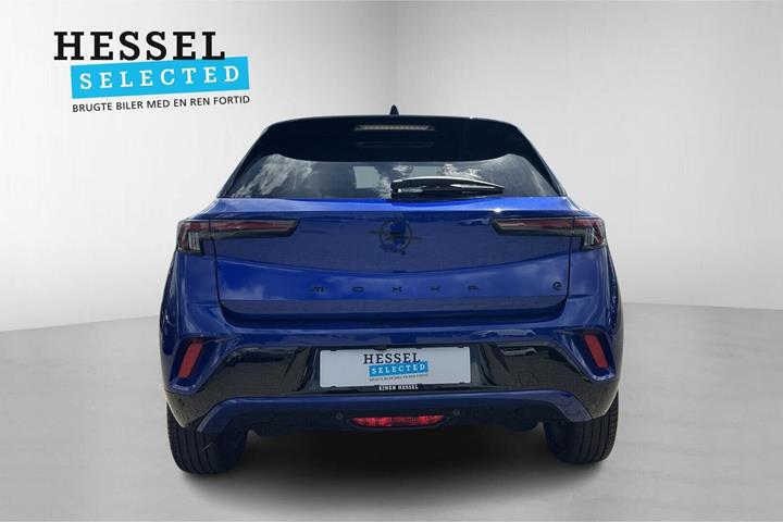 Blå Opel Mokka-e fra 2025