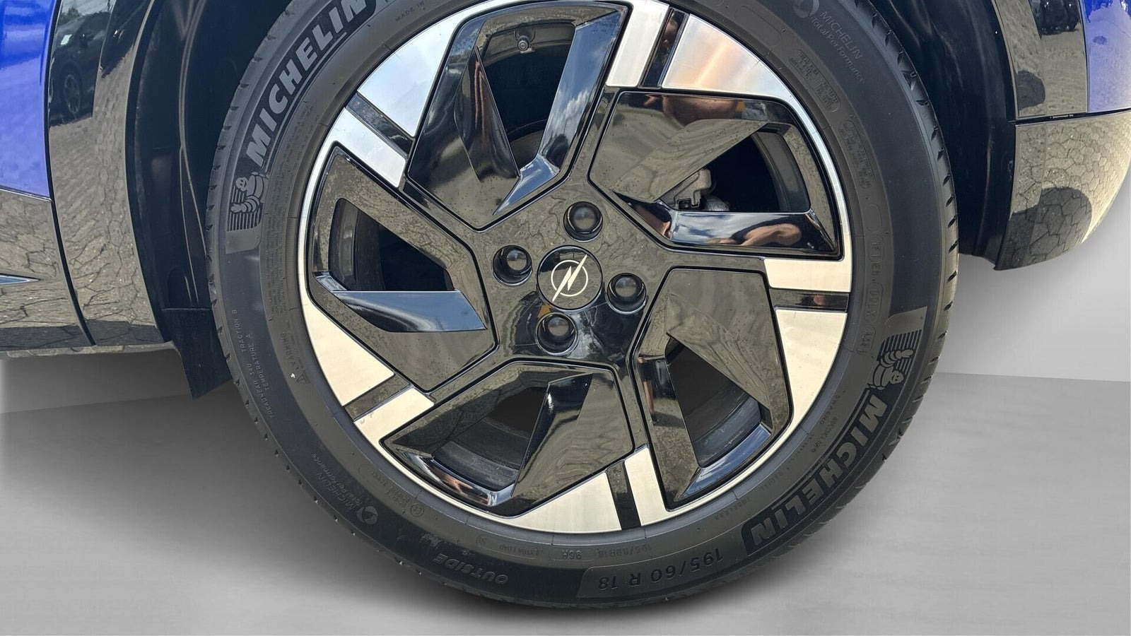 Blå Opel Mokka-e fra 2025