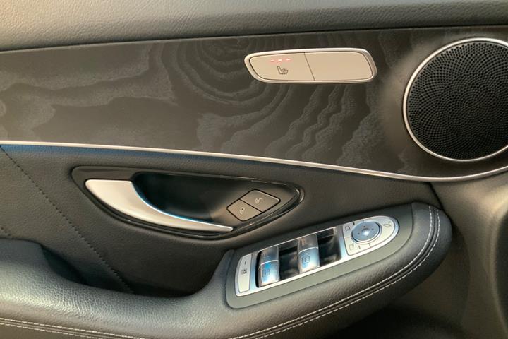 Beige Mercedes GLC350 d fra 2019