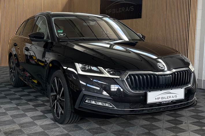 Sort Skoda Octavia fra 2021 set udefra