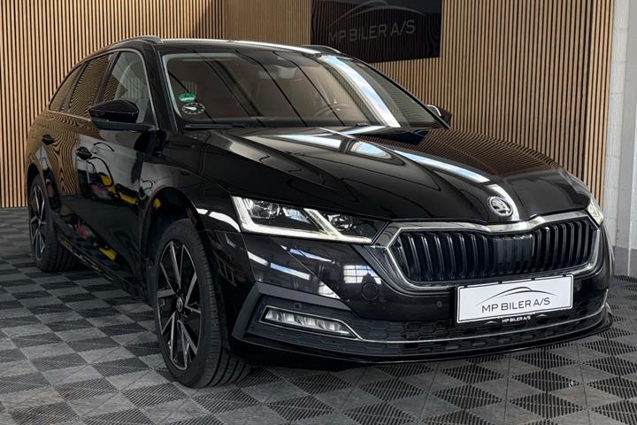 Sort Skoda Octavia fra 2021 set udefra