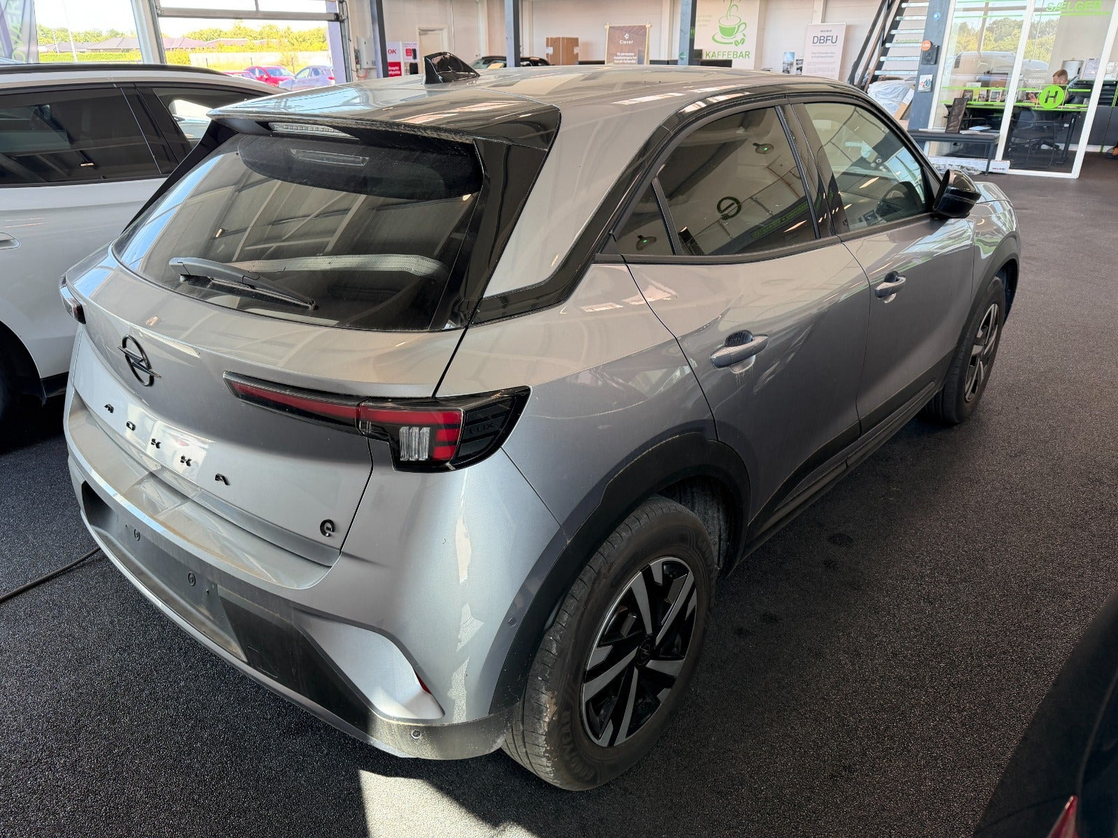 Grå Opel Mokka-e fra 2024