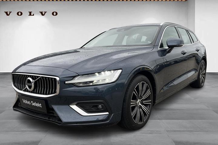 Blå Volvo V60 fra 2020 set udefra