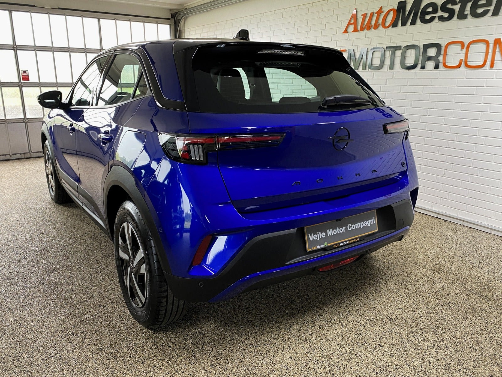 Blå Opel Mokka-e fra 2025