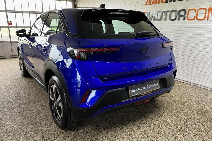 Blå Opel Mokka-e fra 2025