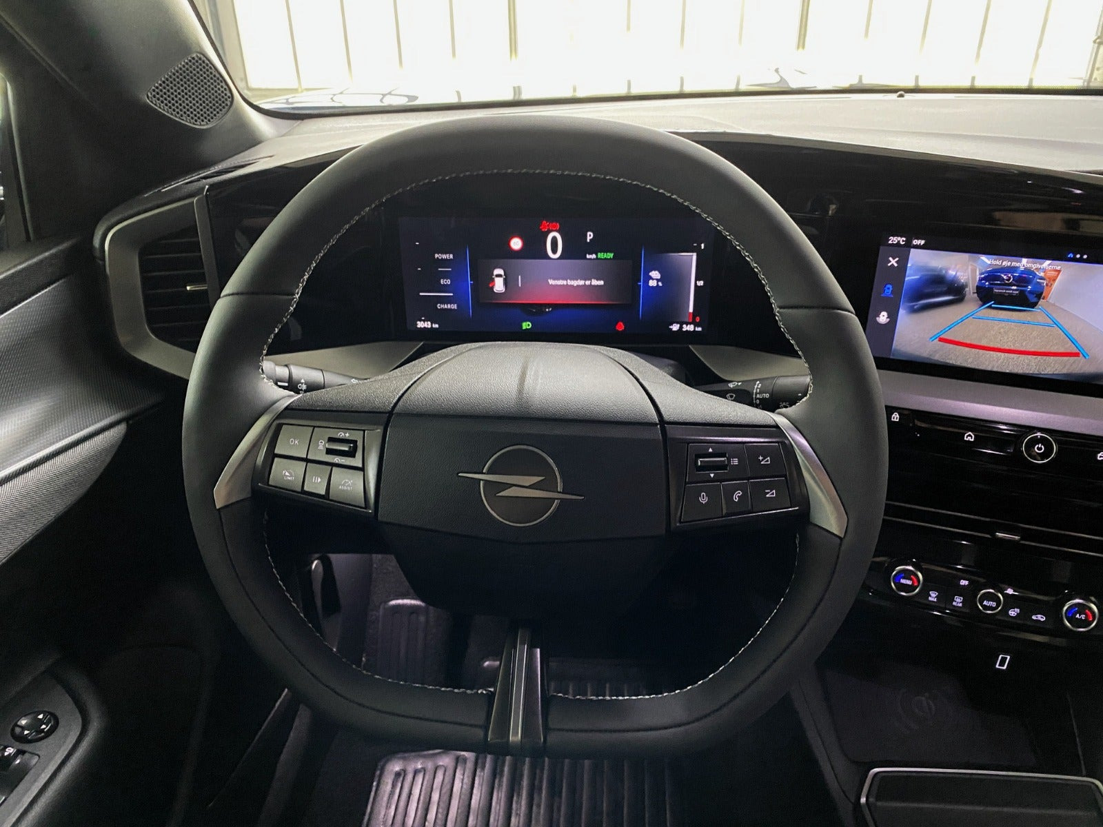 Blå Opel Mokka-e fra 2025