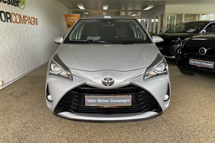 Sølv Toyota Yaris fra 2017