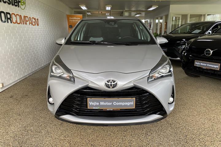 Sølv Toyota Yaris fra 2017