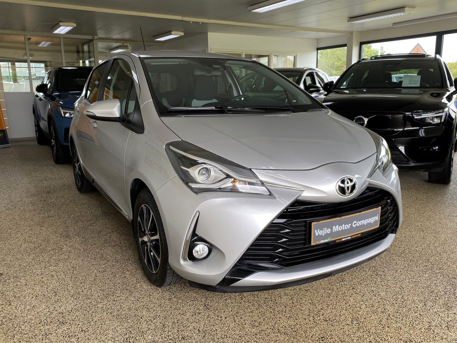 Sølv Toyota Yaris fra 2017