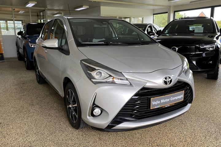 Sølv Toyota Yaris fra 2017