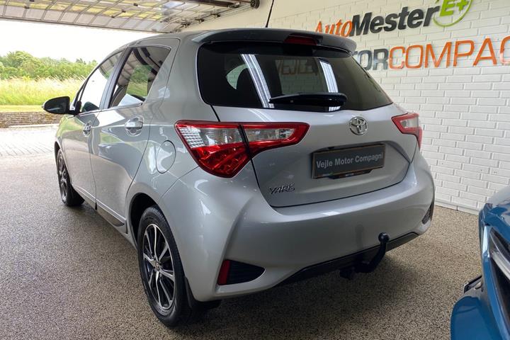 Sølv Toyota Yaris fra 2017