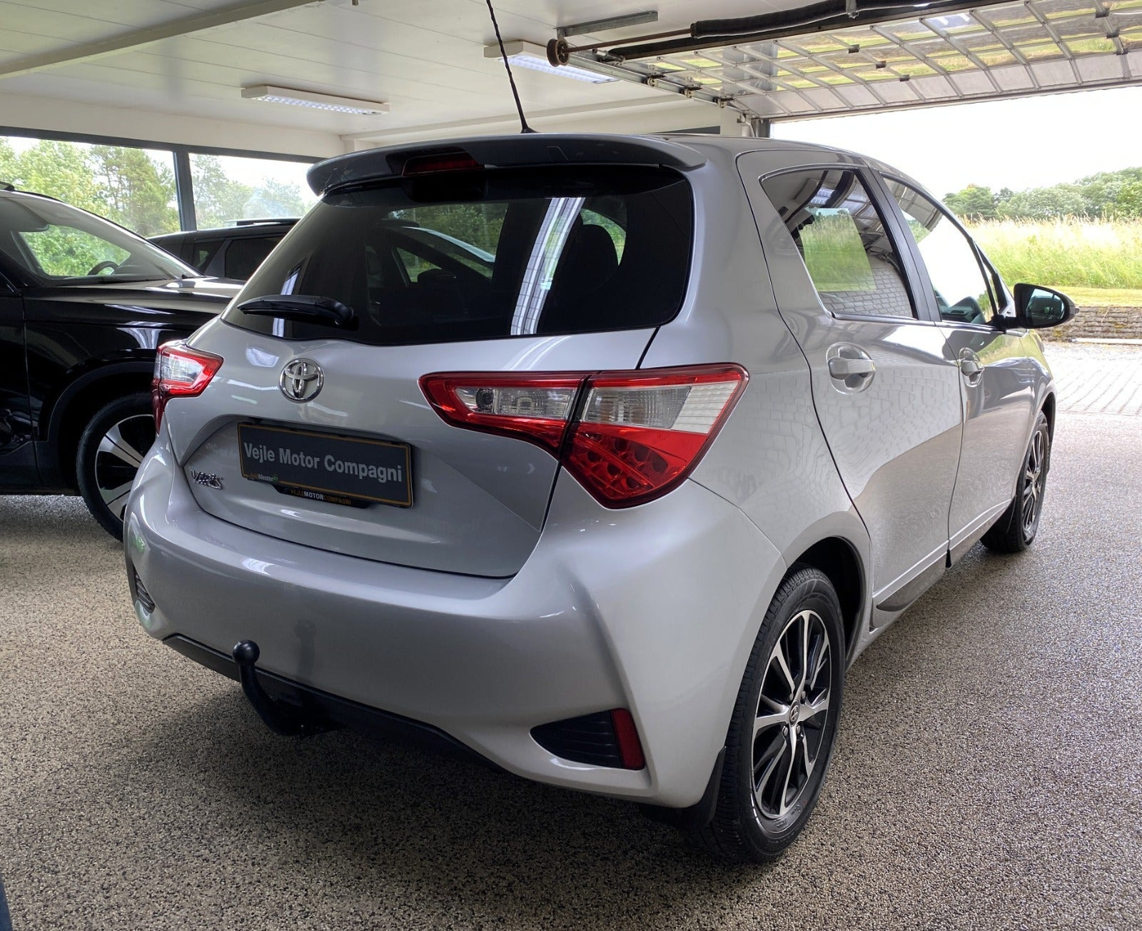 Sølv Toyota Yaris fra 2017