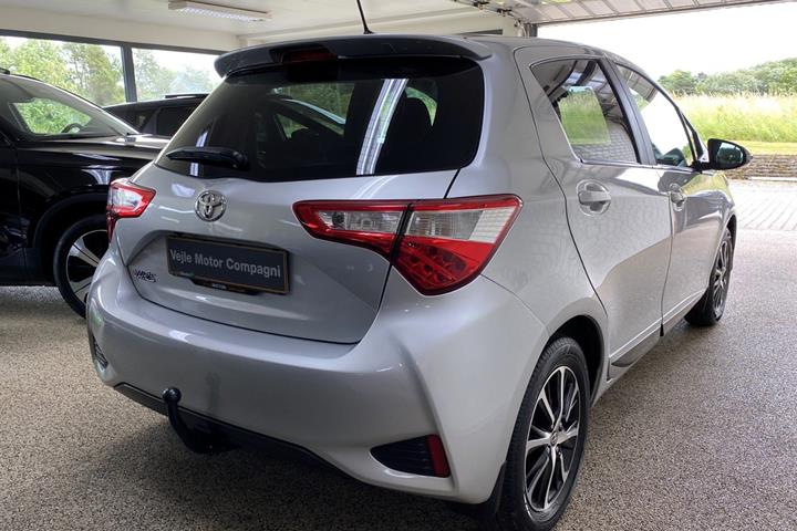 Sølv Toyota Yaris fra 2017