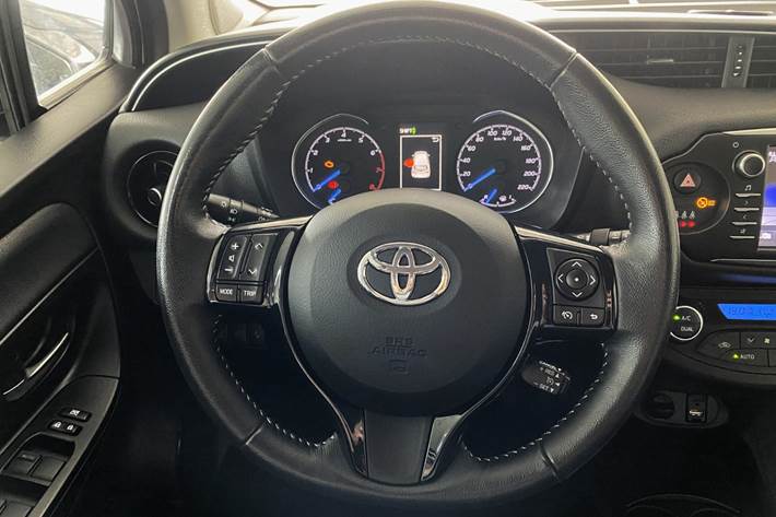 Sølv Toyota Yaris fra 2017