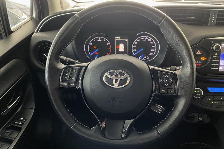 Sølv Toyota Yaris fra 2017