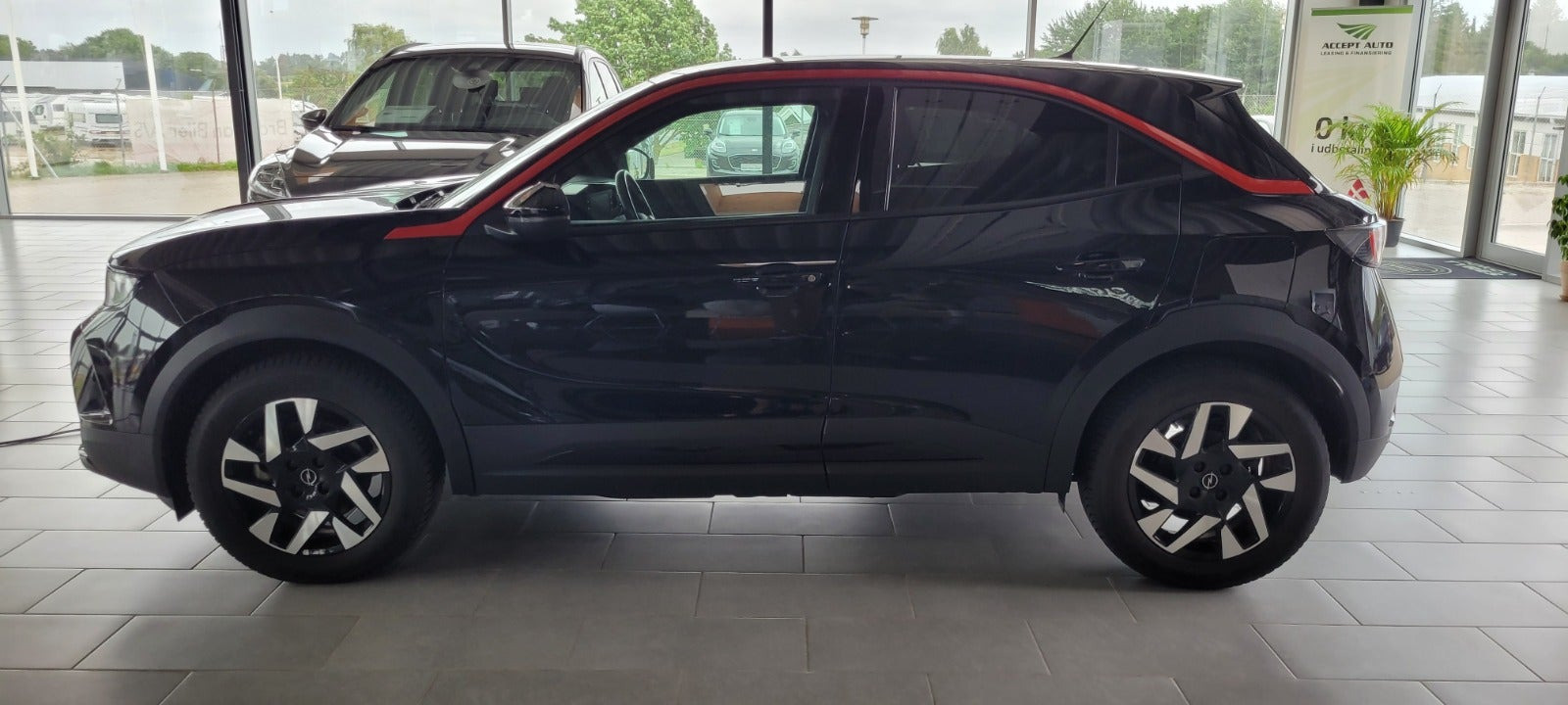 Sort Opel Mokka-e fra 2021